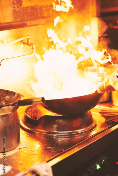 Obraz 中華料理で鍋を振る料理人