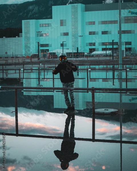 Obraz Biker Posing auf Industriegelände