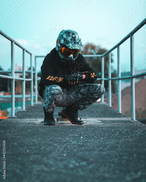 Obraz Biker Posing auf Industriegelände