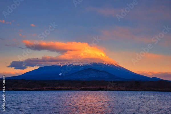 Fototapeta 富士山頂にかかる笠雲