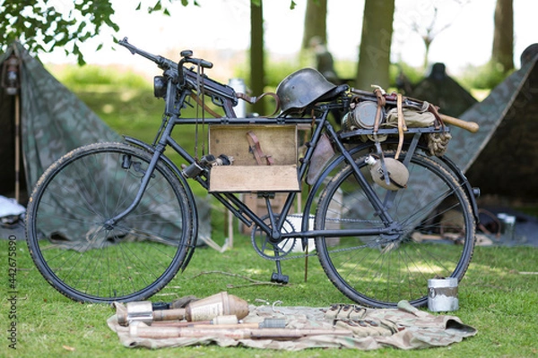 Obraz World War Bicycle on Grass