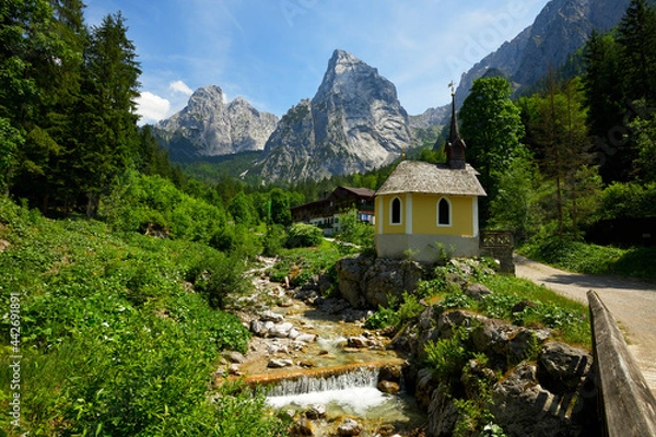 Fototapeta Im Kaisertal des Wilden Kaiser mit einer idyllischen Kapelle 