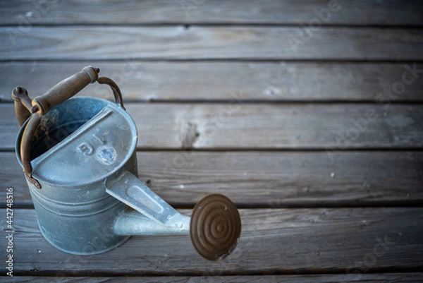 Obraz 木の床に置いたジョウロ