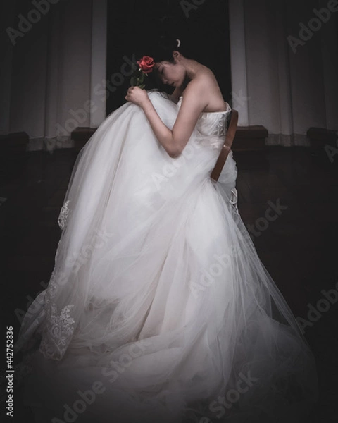 Obraz ウエディングドレスを着て椅子に座る女性