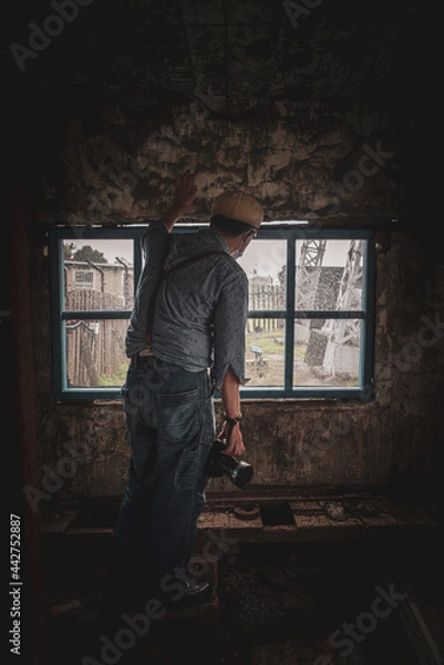 Fototapeta 窓辺の男性