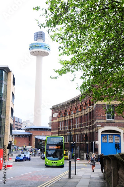 Obraz 英国・リヴァプールのラジオ塔と街並み
