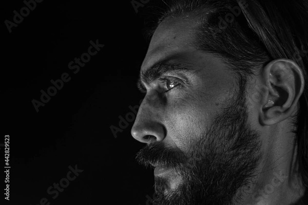 Obraz lateral del rostro de un hombre 