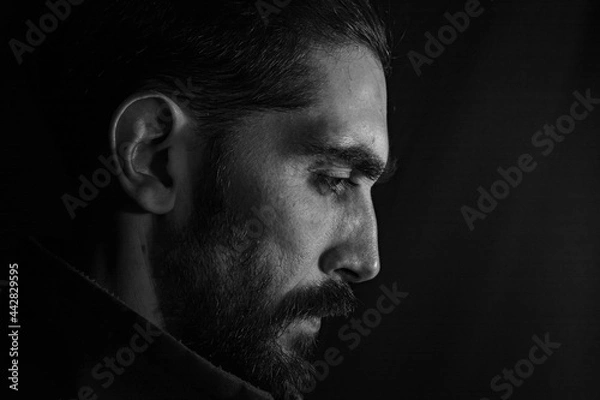Obraz perfil  del rostro de un hombre con una mirada baja