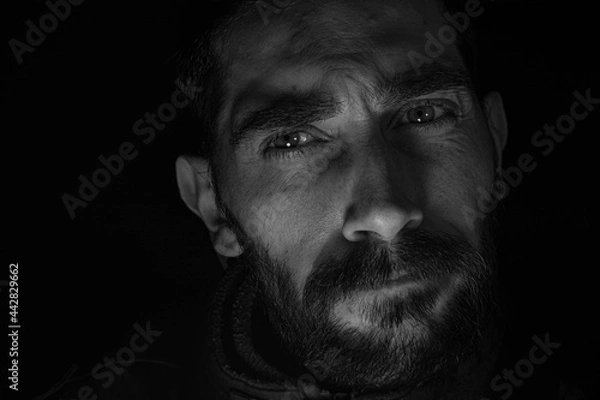 Obraz hombre expresando problemas con su rostro