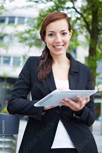 Obraz Lachende Frau mit Tablet Computer