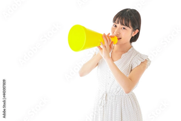 Fototapeta メガフォンを使い応援をする若い女性