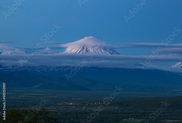 Fototapeta Kamchatka, twilight over the Koryaksky volcano