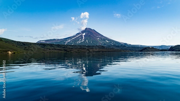 Fototapeta Kamchatka. Kuril Lake with a reflection of the Ilinsky volcano