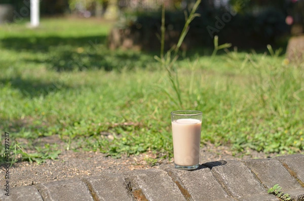 Fototapeta Iced milk tea in the glass refreshing look with blurred background. selective focus