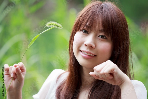 Obraz 猫じゃらしを持つ笑顔の女性