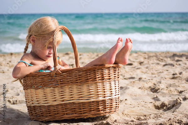 Fototapeta Девочка в корзинке