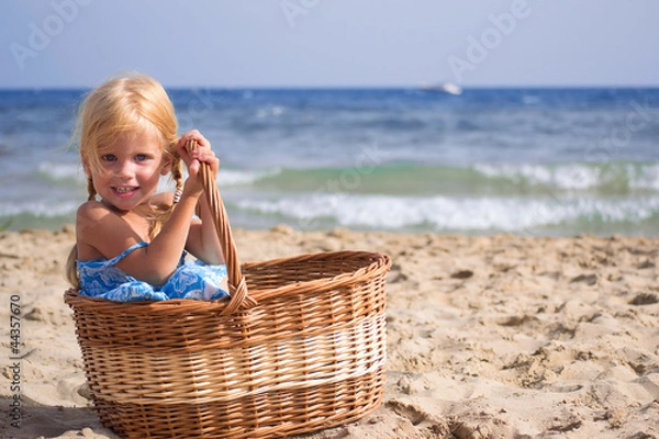 Fototapeta Девочка в корзинке