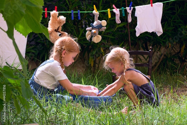 Fototapeta Девочки стирают игрушки