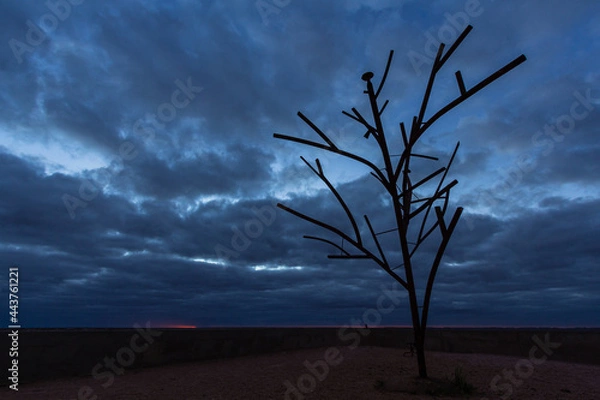 Fototapeta オーストラリア　アウトバックにあるクーバーペディの丘の上のモニュメント