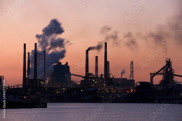 Obraz 夕暮れ時の工場の煙