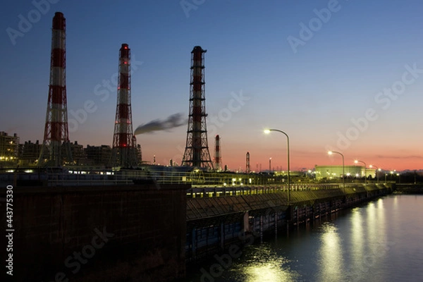 Obraz 信じられないほど美しい夜の工場のライトアップ