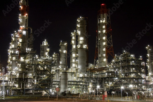 Obraz 白色にライトアップされた美しい夜の工場