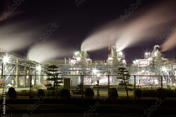 Obraz 風にたなびく夜の工場の煙