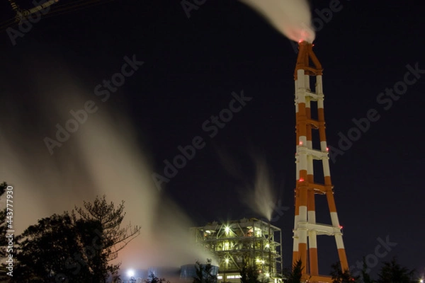 Obraz ライトアップされた夜の工場の煙