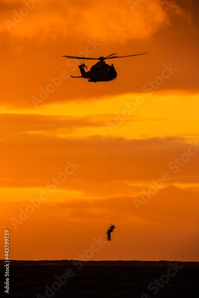 Obraz Helikopter na tle zachodu