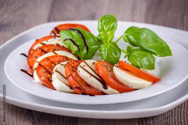 Fototapeta Tomate Mozzarella mit Basilikum