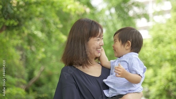 Fototapeta 公園を散歩する親子
