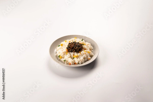 Fototapeta 한 끼를 간단하게 해결할 수 있는 밥과 반찬이 들어있는 간편한 도시락