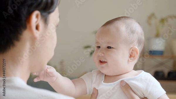 Obraz 赤ちゃんと遊ぶパパ　イクメンイメージ