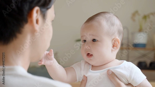 Obraz 赤ちゃんと遊ぶパパ　イクメンイメージ