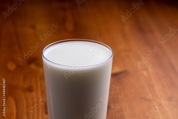 Fototapeta グラスに牛乳を注ぐ