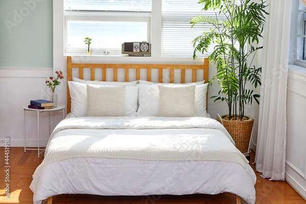 Fototapeta 침대와 침구류, 커튼이 있는 깨긋한 방