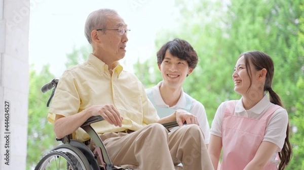 Obraz 車椅子に乗った高齢者と介護士