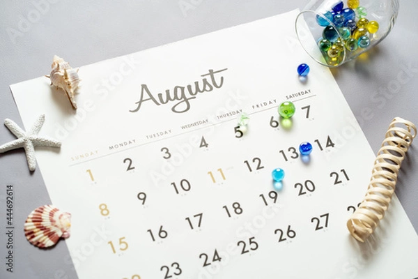 Obraz 8月のカレンダーと色とりどりのビー玉