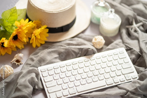 Fototapeta PCのキーボードとひまわり
