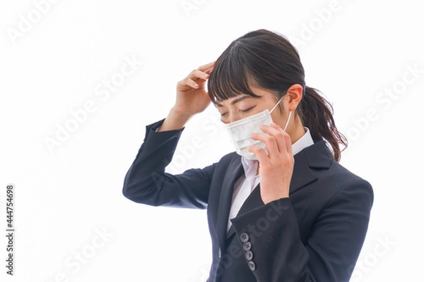 Fototapeta 朝食をつくる若い女性