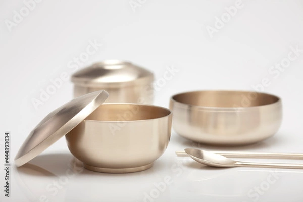 Fototapeta 흰 배경 위의 한국전통 그릇인 유기세트