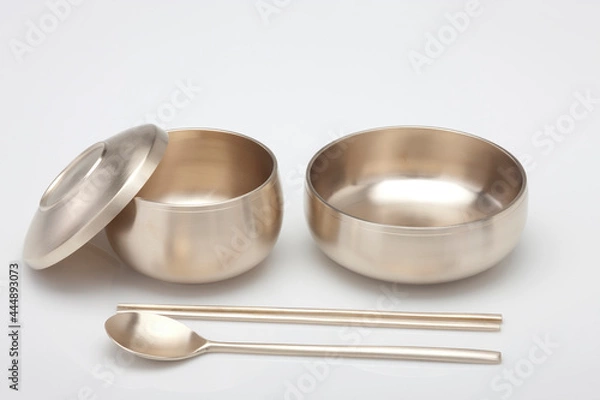 Obraz 흰 배경 위의 한국전통 그릇인 유기세트