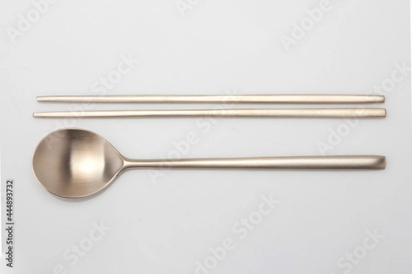 Obraz 흰 배경 위의 한국전통 그릇인 유기세트