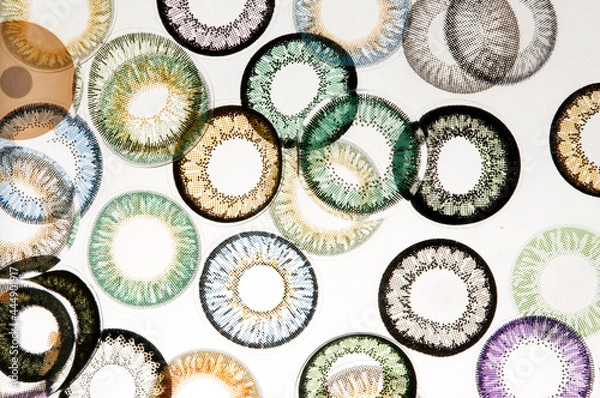 Obraz 하얀 배경 위의 많은 일회용 콘텍트렌즈