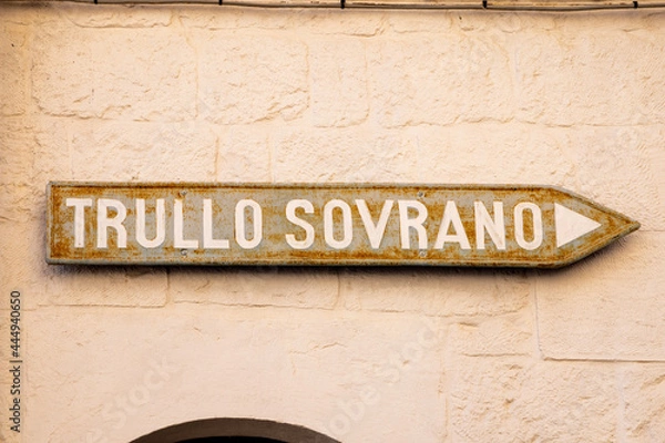 Fototapeta Arrow sign to the Trullo Sovrano. The Trullo Sovrano is two-story trullo house that is now a museum. Biggest typical cone house in Alberobello, historic town in Italy, Apulia 