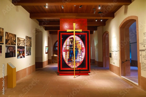 Fototapeta Croix dans une abbaye