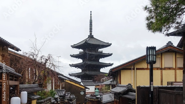 Fototapeta 雨の京都、京都らしい町並みが続く「八坂の塔」こと「法観寺五重塔」界隈