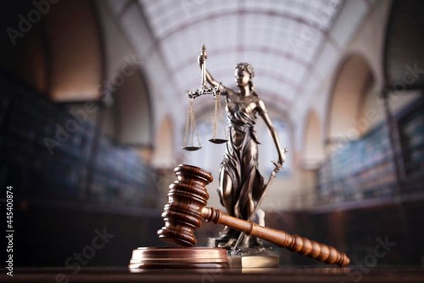 Fototapeta Law theme. Themis statue and judge gavel in the law faculty library.
