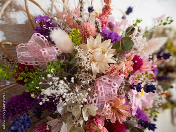 Obraz 天井からつるされた美しく上品なドライフラワー