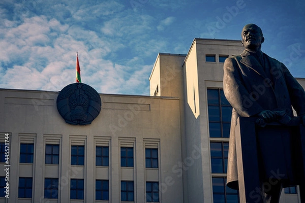 Obraz Lenin statue at front of Belarus House of Government